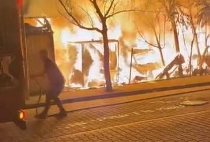 Avcılar’da TIR parkında yangın: 5 araç kullanılamaz hale geldi