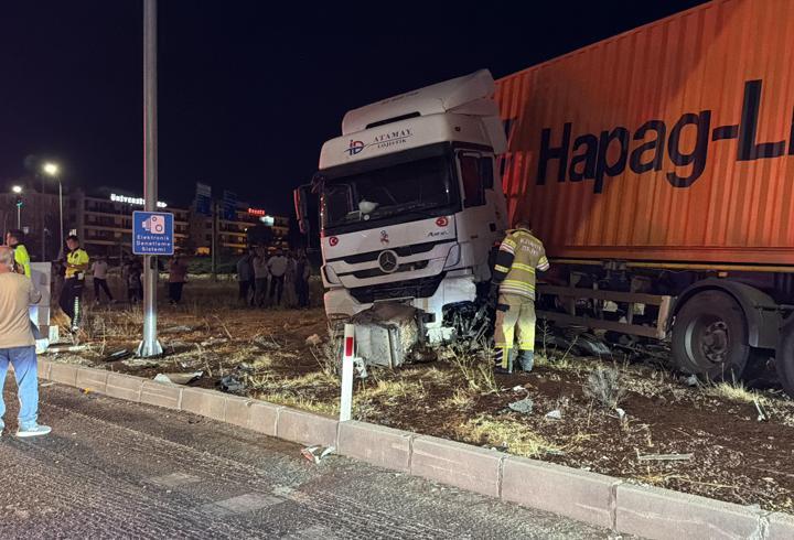 Refüje çıkan TIR’ın sürücüsü yaralandı