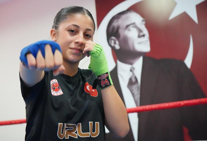 Hem çalışıp hem antrenman yapan muay thai sporcusu Ecrin, dünya şampiyonası biletini aldı