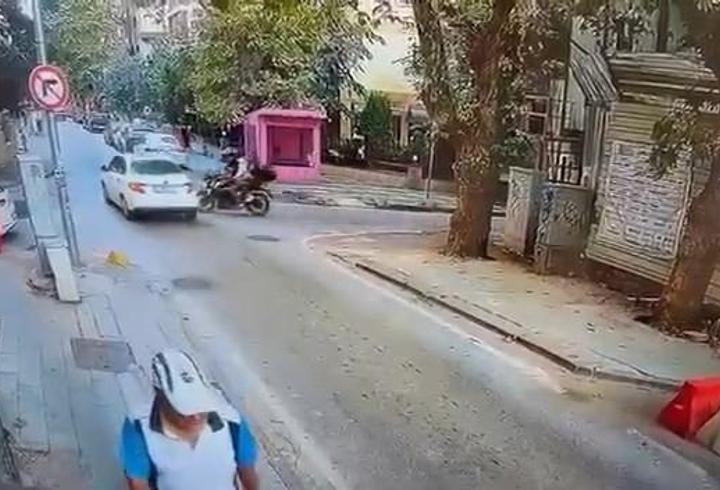 Kadıköy’de motosikletin otomobile çarptığı kaza kamerada
