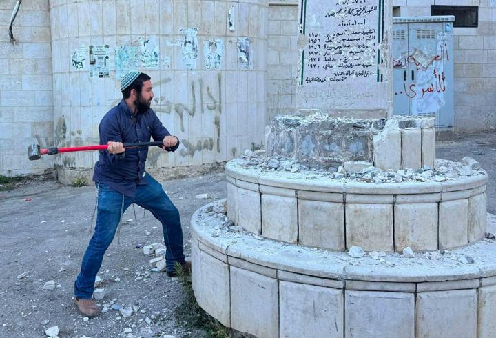 İsrailli vekilden skandal hamle! Filistinlilere ait anıtı balyozla yıktı...