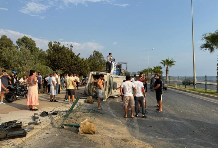 Bisikletliye çarpmamak için manevra yapan araç devrildi: 2 yaralı