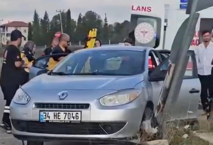 Otomobille çarpışan hafif ticari araç devrildi: 2 yaralı
