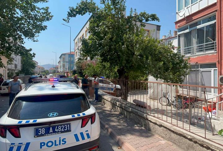 Boşanma aşamasındaki eşini bıçaklayıp, polise teslim oldu