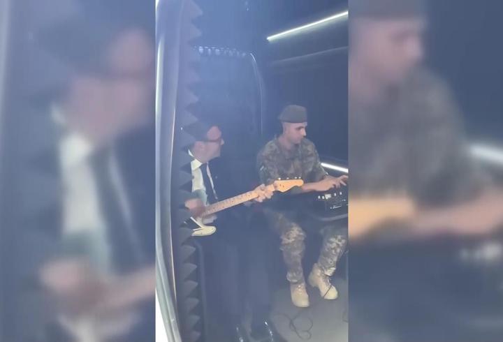 SAVAŞIN ORTASINDA MÜZİK! İngiliz Başbakan Burnham, Ukraynalı askerle gitar çaldı