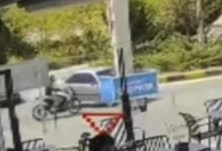 Motosikletin otomobile çarptığı kaza kamerada; 2 yaralı
