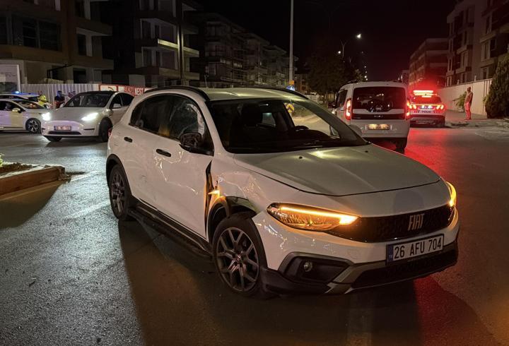 Eskişehir'de otomobil ile motosikletin çarpıştığı kazada 1 kişi yaralandı