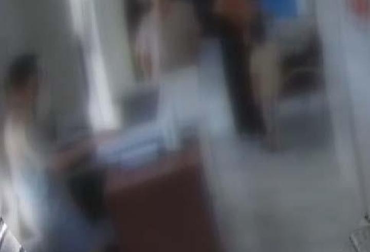 Aile Sağlığı Merkezi'nde fazla beklediğini öne süren kişi, masalara vurup etrafı dağıttı