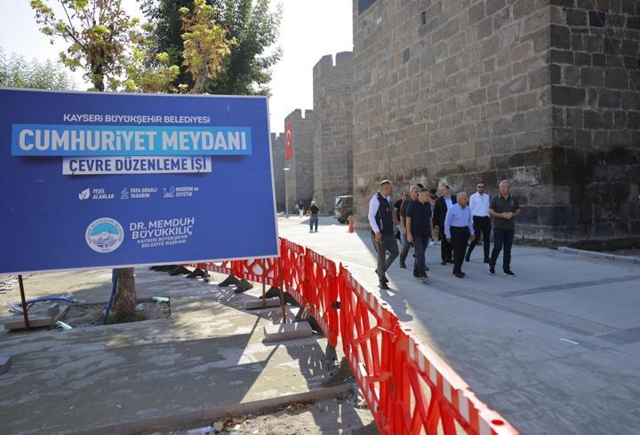 Başkan Büyükkılıç Cumhuriyet Meydanı'ndaki çalışmaları inceledi