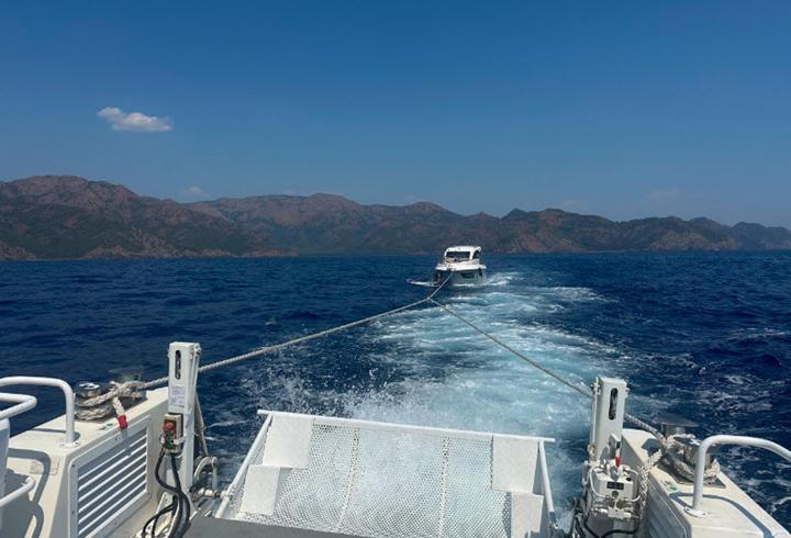 Marmaris'te makine arızası nedeniyle sürüklenen motoryat kurtarıldı