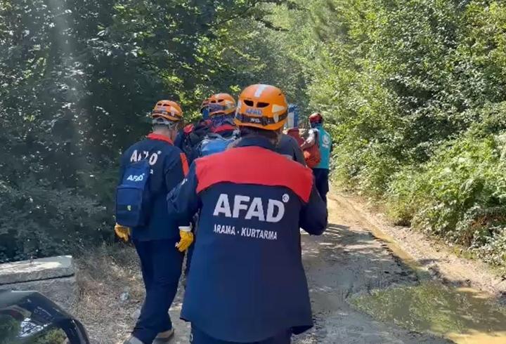 Ormanda yürüyüş yaparken kayalıklardan düşüp ayağı kırıldı, 4 saatte kurtarıldı