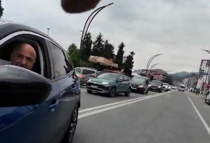 Otomobilden inen 2 kişinin tartıştıkları bisikletliyi darbettiği anlar kamerada