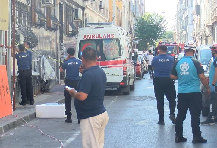 Fatih'te yıkımı yapılan bina çöktü; 2 işçi yaralandı