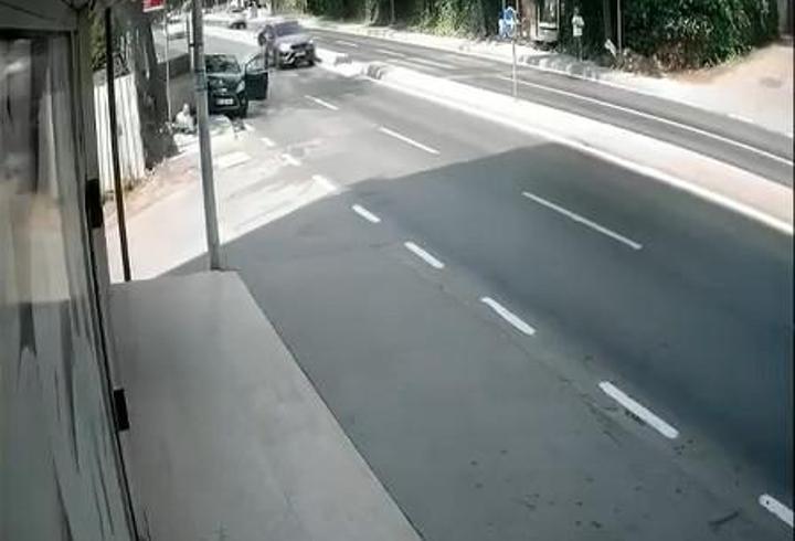 Pendik'te yayayı fark edip manevra yaptı; vurduğu çöp konteyneri dede ve torununa çarptı
