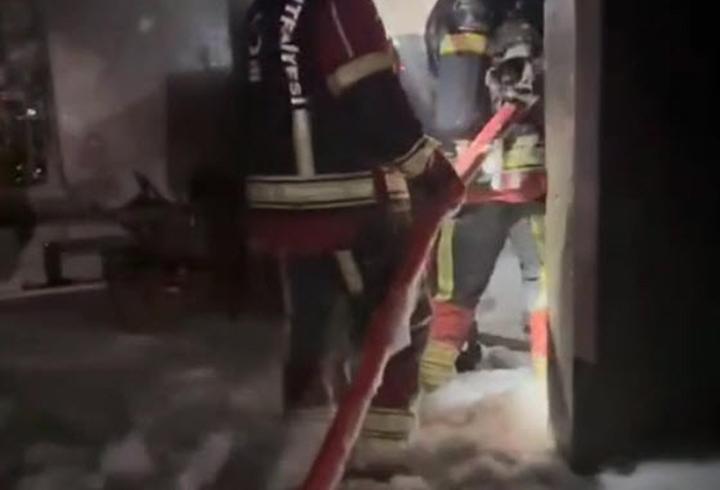 Bodrum katında yangın çıktı; üst katlarda mahsur kalanları itfaiye kurtardı