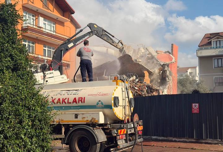Bitişiğindeki temel kazısı sırasında yan yatmaya başlayan binanın yıkımı yapıldı