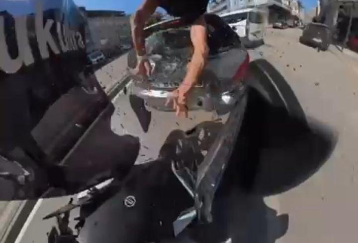Otomobile çarpan motosikletin sürücüsü, metrelerce savruldu; kaza kask kamerasında