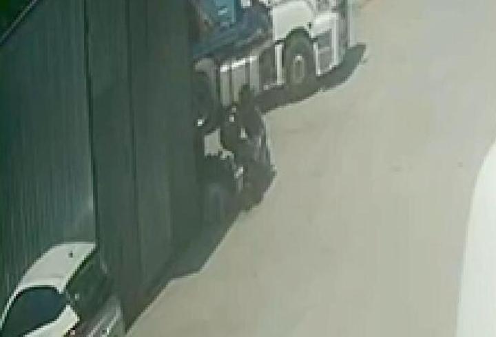 Esenyurt’ta bakır kablo çalan şüpheliler kamerada