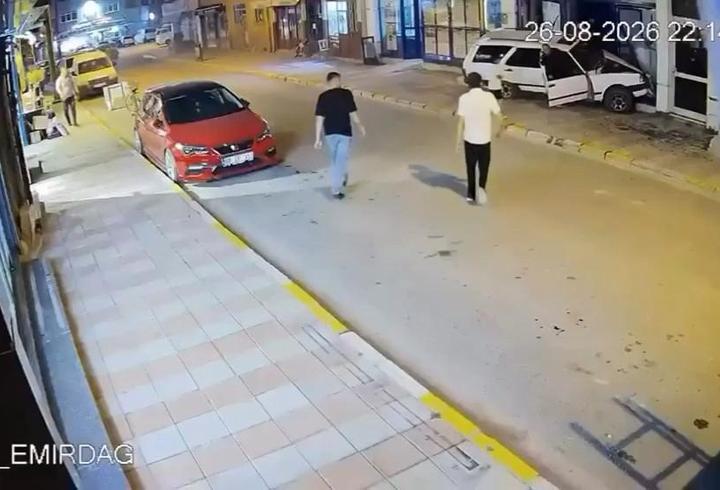 Kontrolden çıkan otomobil iş yerine çarptı