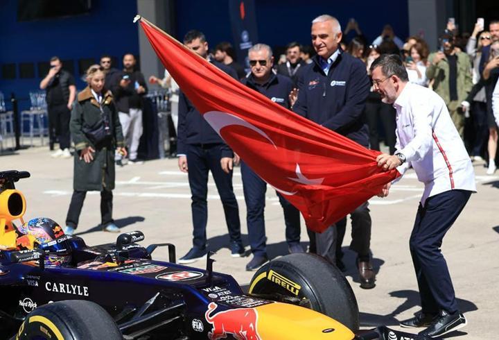 Bakan Ersoy müjdeyi verdi: İstanbul Park, 2031'e kadar F1 takviminde