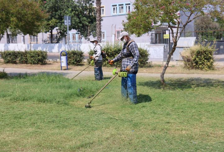 Toroslar’da park ve yeşil alanlarında bakım çalışmaları devam ediyor