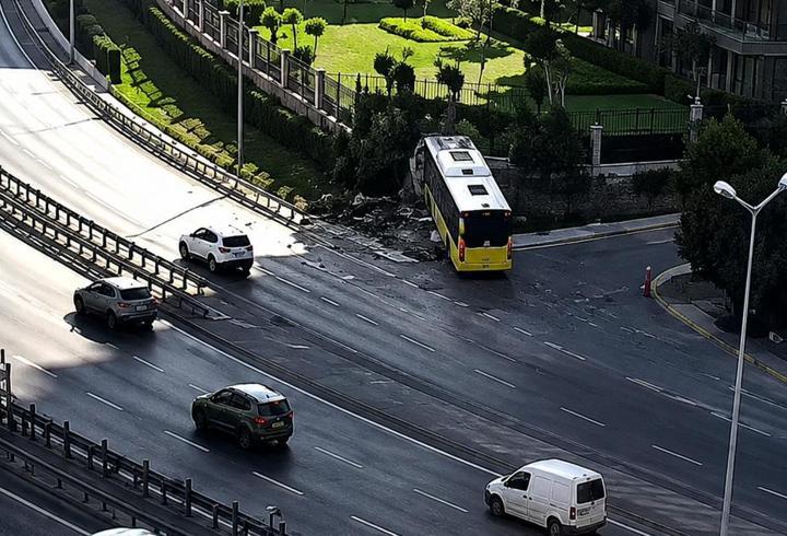 Facia anı kamerada! İETT otobüsü duvara çarptı: 1 ölü, 17 yaralı