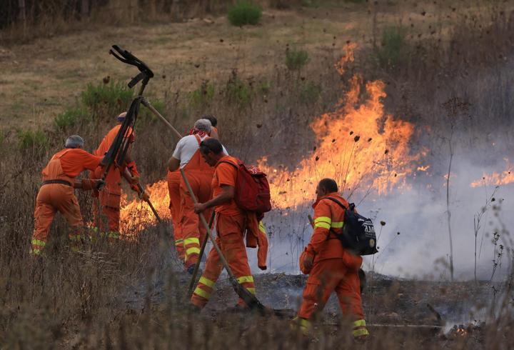 Sicilya ve Sardinya alevlere teslim: 100'den fazla kişi tahliye edildi