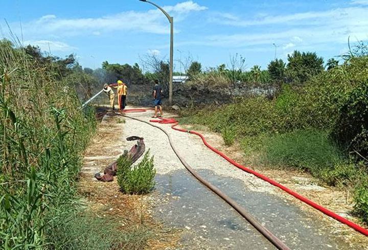 Manavgat’ta sazlık alanda yangın