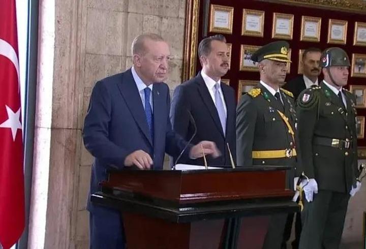 Büyük Zafer'in 104. Yılı: Cumhurbaşkanı Erdoğan Anıtkabir Özel Defteri'ni İmzaladı