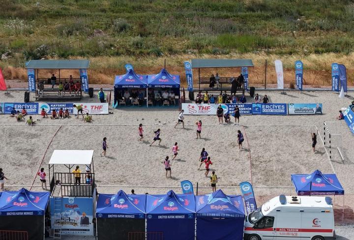 Türkiye’de ilk kez 2 bin 200 metrede plaj hentbolu Erciyes'te oynandı