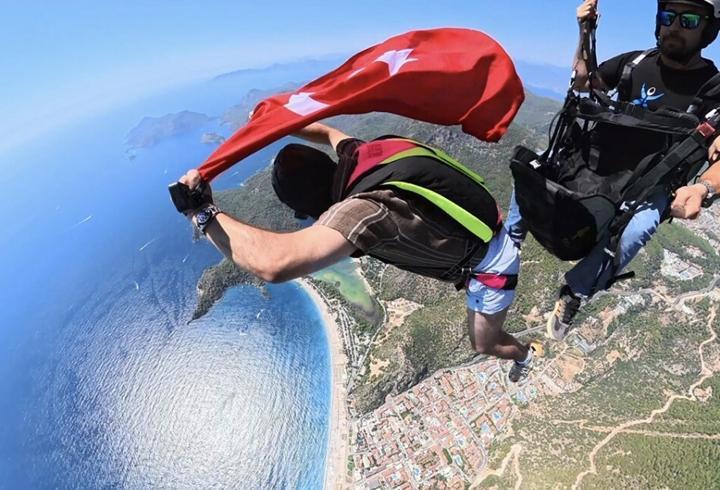 Fethiye'de 30 Ağustos'a özel yamaç paraşütü atlayışı