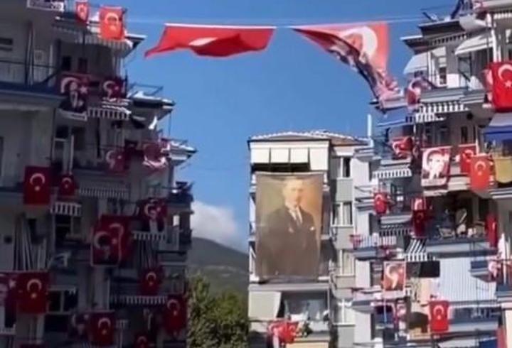 30 Ağustos coşkusunu yüzlerce bayrakla kutladılar