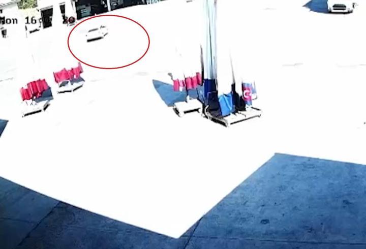 El freni çekilmeyen otomobili durdurmaya çalıştılar; o anlar kamerada