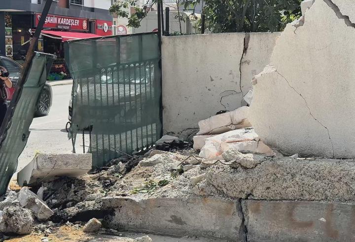 Arnavutköy'de servis minibüsü bahçe duvarına çarptı; mahalleli kazalara önlem alınmasını istedi