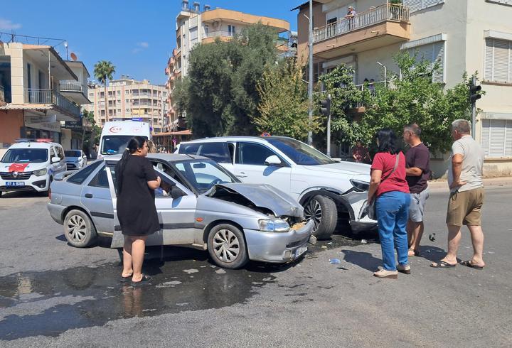 İki otomobilin çarpıştığı kazada 1 kişi yaralandı
