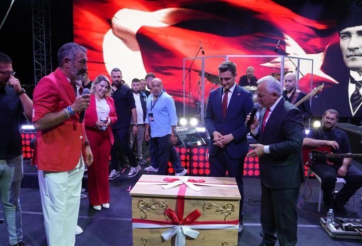 Şarkıcı Hakan Altun’a sahnede ‘çeyiz sandığı’ hediye edildi