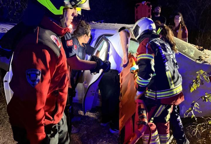 Balıkesir'de otomobilin şarampole devrilmesi sonucu 3 kişi yaralandı