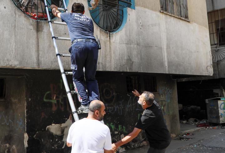 Yangından korkup fileye takılan kediyi itfaiye kurtardı