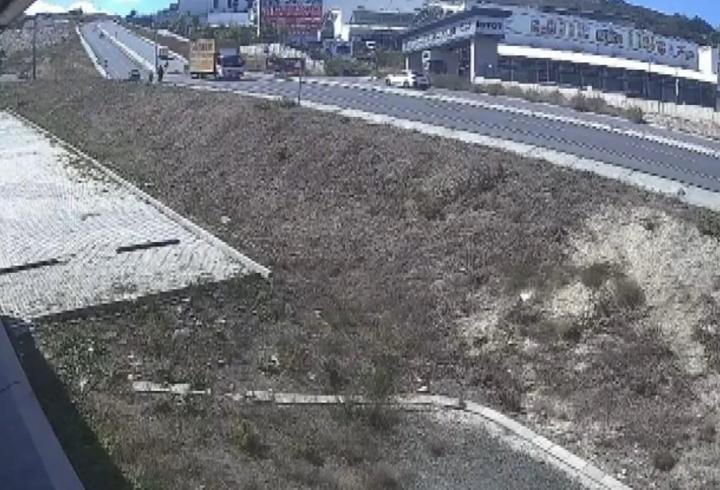 Başakşehir'de yokuştan korna çalarak indi; trafik ışıklarında bekleyen araçlara çarptı
