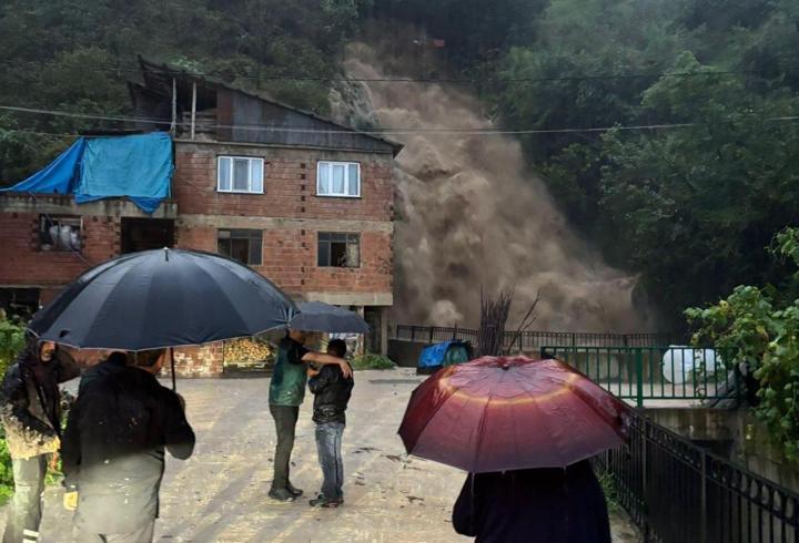 Giresun’da sağanak 2,2 milyon liralık hasara neden oldu; dere taşması kamerada