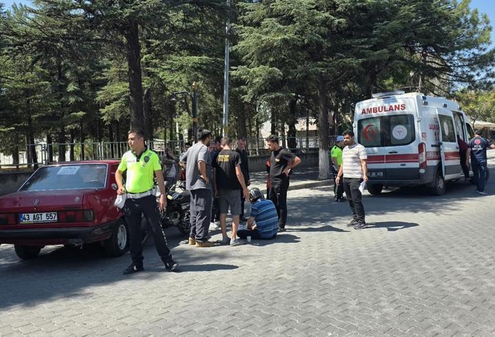Gediz'de otomobilin çarptığı motosiklet sürücüsü yaralandı