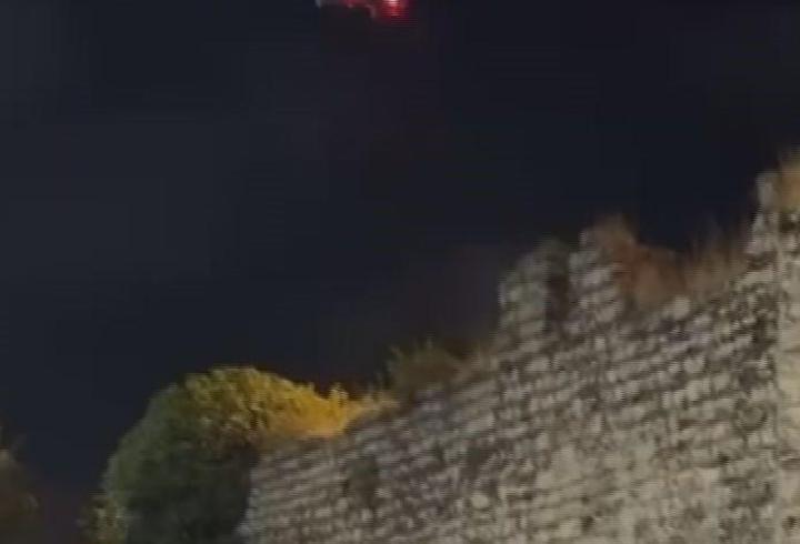 Fatih’te açık alanda alkol içenlere polis dronundan uyarı