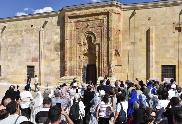 Tarihin taşla yazılmış şaheserinde 'gölge' turizmi