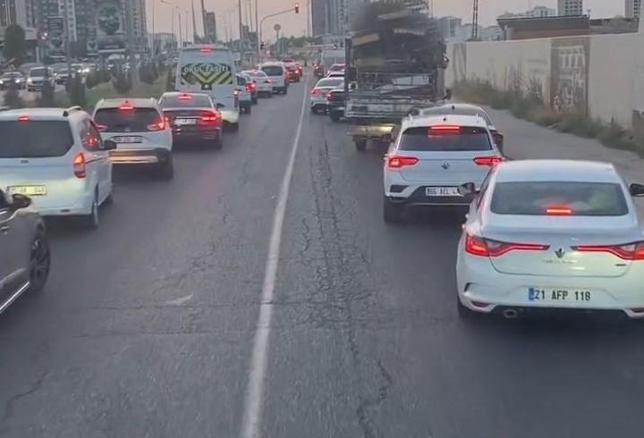 Sürücüler itfaiyeye ‘fermuar yöntemiyle’ yol verdi