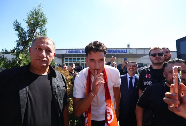 Galatasaray'ın yeni transferi Deniz Gül, İstanbul'da coşkuyla karşılandı