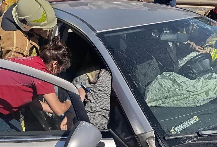 Otomobil bariyerlere çarpıp, refüje düştü; 1’i ağır 3 yaralı
