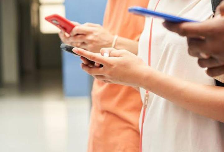 Bir ülke daha harekete geçti: Okullarda telefon yasaklandı!