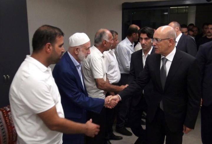 Bakan Şimşek, yangında hayatını kaybeden yeğeninin taziyesine katıldı