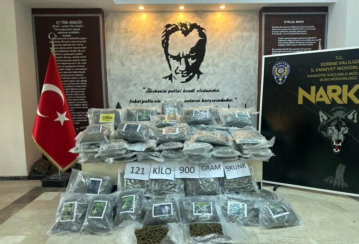 Hamzabeyli’de TIR’da 121 kilo 900 gram skunk ele geçirildi