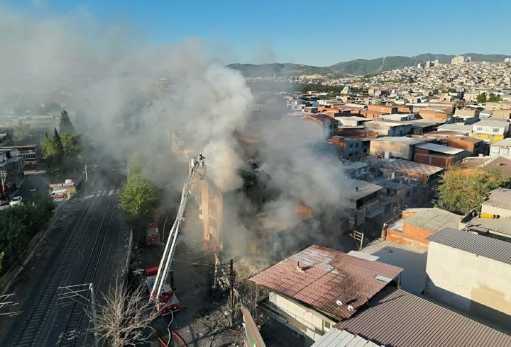 Mobilya atölyesinde çıkan yangın eve sıçradı; 4 kişi tahliye edildi